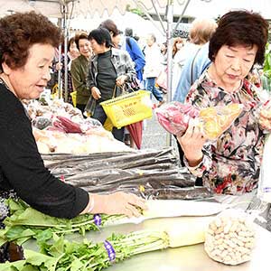 女性部ふれあい市富士根朝市