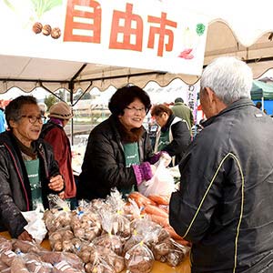 女性部ふれあい市柚野自由市