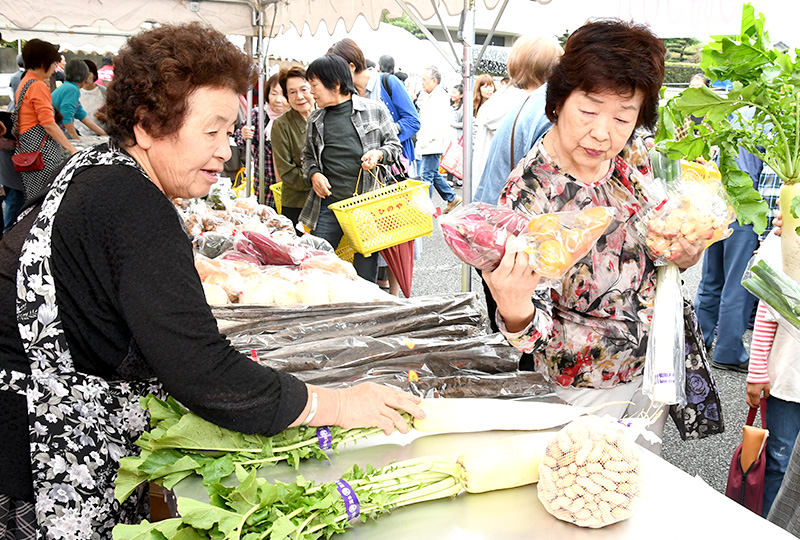 女性部ふれあい市富士根朝市